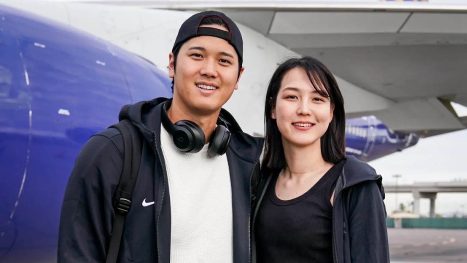 “Shohei Ohtani and Wife Radiate Happiness in Pre-Flight Photo”